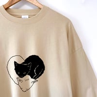 オーバーサイズ長袖【ハートのしろとくろの猫】ロンT ベージュ 白猫 黒猫 猫柄 猫 レディース ユニセックス 5.6オンス ビッグシルエット ロングスリーブ 綿100%