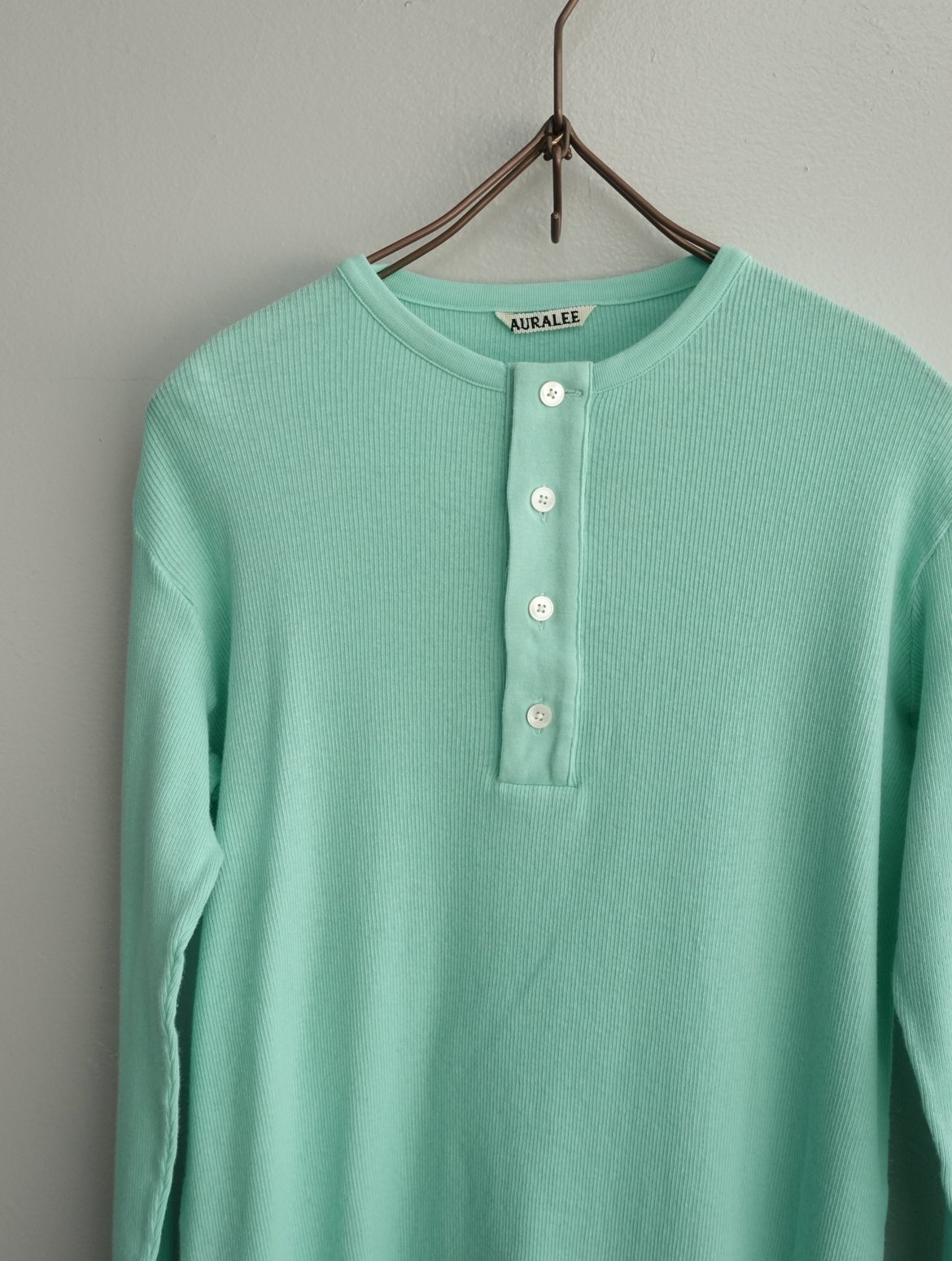 トップス AURALEE ORGANIC SOFT RIB HENLEY NECK L/S AURALEE LONG SLEEVE ORGANIC SOFT RIB HENLEY