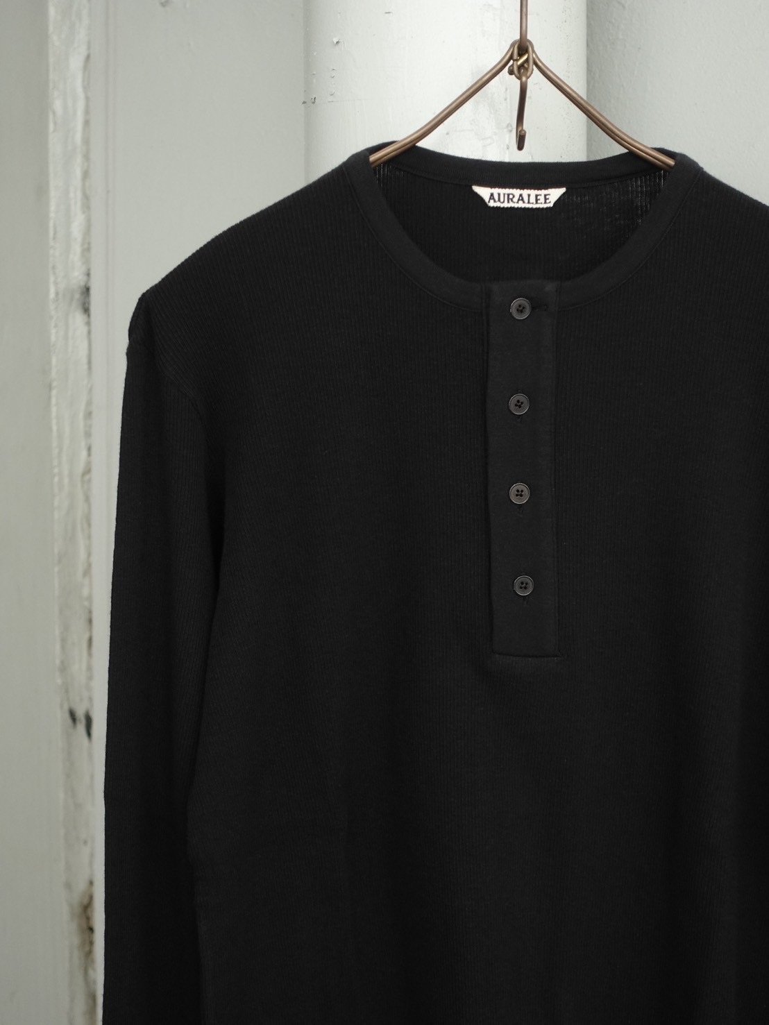 AURALEE(MENS) / ORGANIC SOFT RIB HENLY NECK P/O