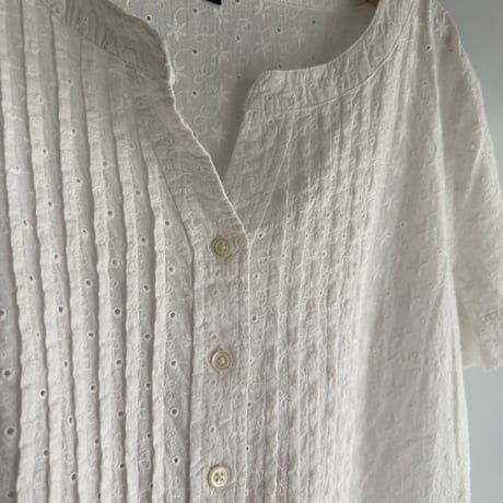 Flower embroidery pin tuck blouse