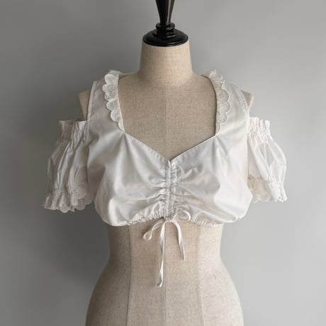 Short blouse with open shoulders