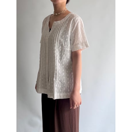 Flower embroidery pin tuck blouse