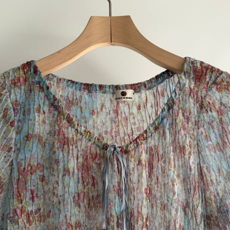 Small flower pattern sheer pleated tops