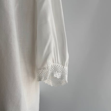 V-line lace blouse