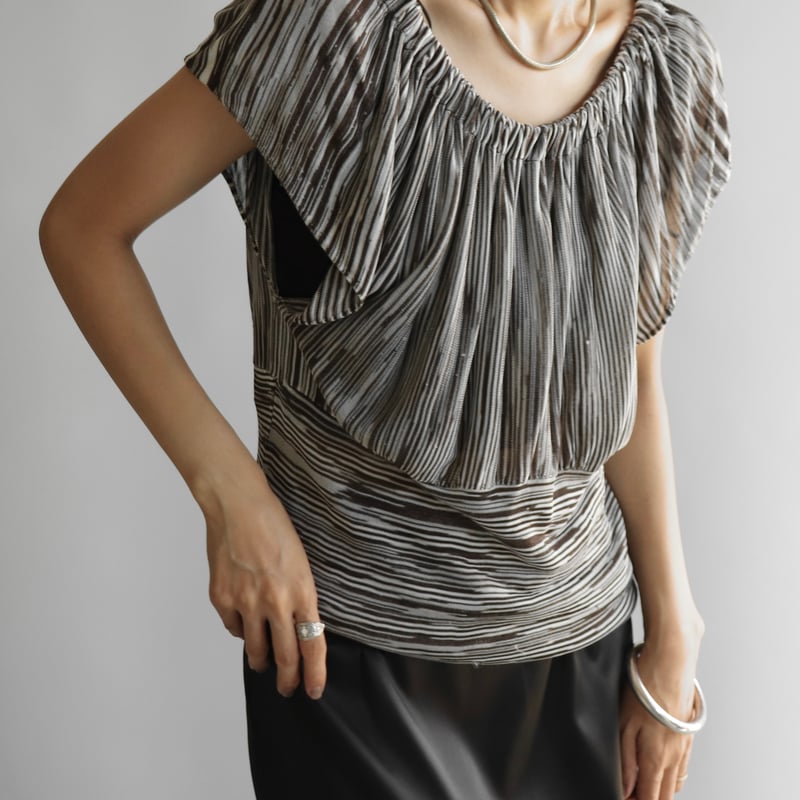 meer. 新作 SHOULDER GATHERED TOP Off-Shoulder Gathered Top Navy