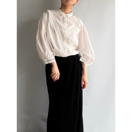 V-line lace blouse