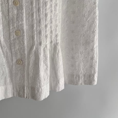 Flower embroidery pin tuck blouse