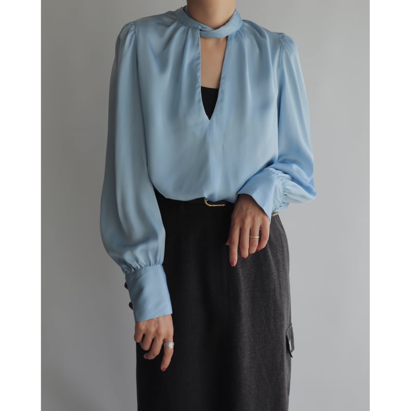 Light blue back ribbon blouse | and C