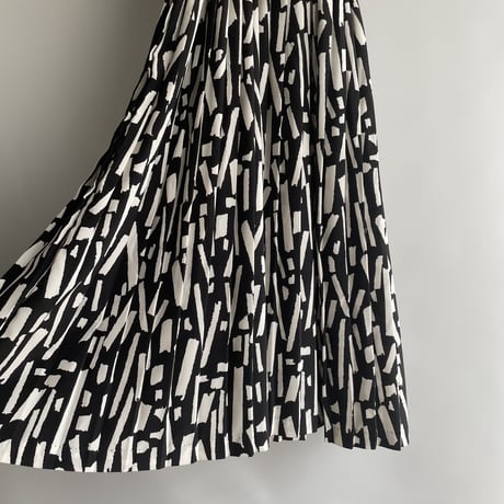 Monotone paint one-piece