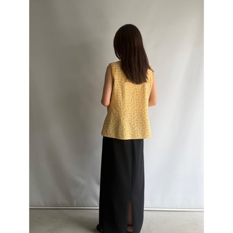 Yellow vest with flower embroidery