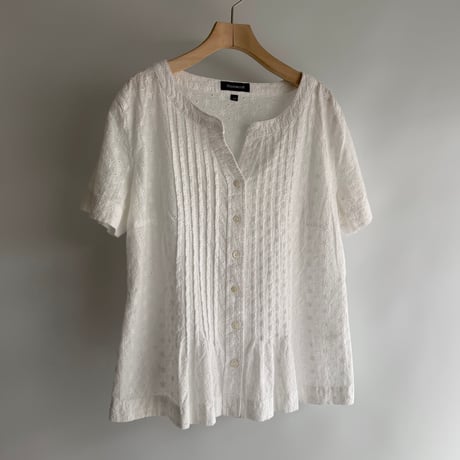 Flower embroidery pin tuck blouse