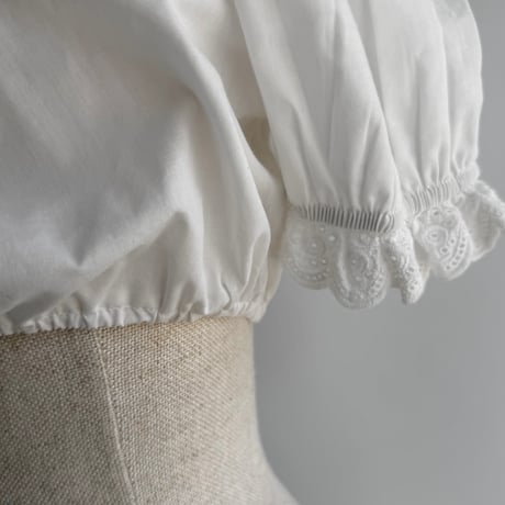 Short blouse with open shoulders