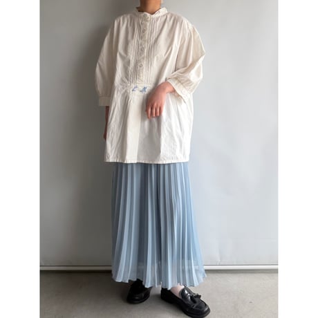 Pintuck blouse with embroidery