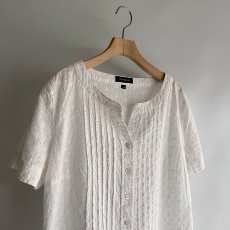 Flower embroidery pin tuck blouse