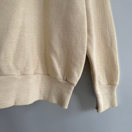 Simple raglan sweatshirt
