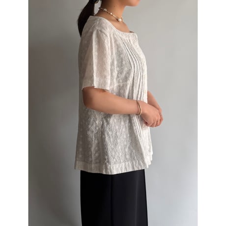 Flower embroidery pin tuck blouse