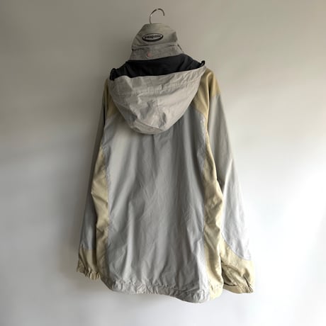 Patagonia bicolor outer
