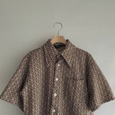 Brown geometric tops