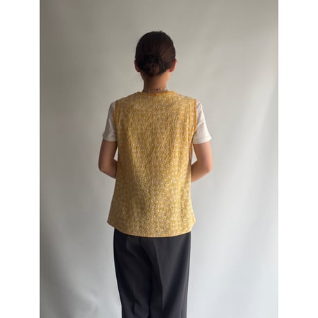 Yellow vest with flower embroidery