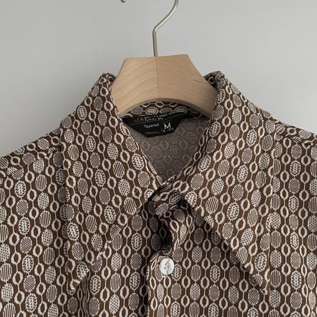 Brown geometric tops
