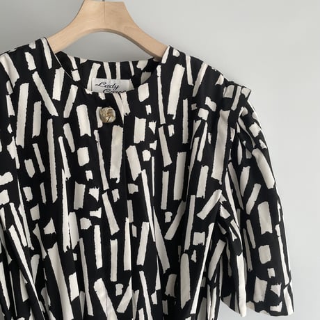 Monotone paint one-piece