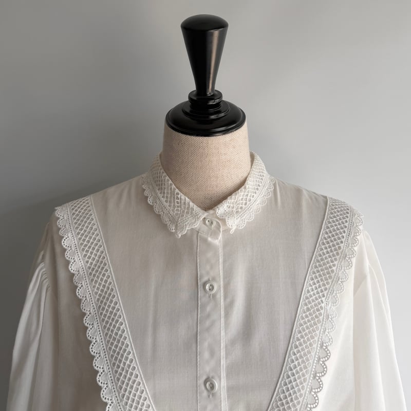 V-line lace blouse | and C