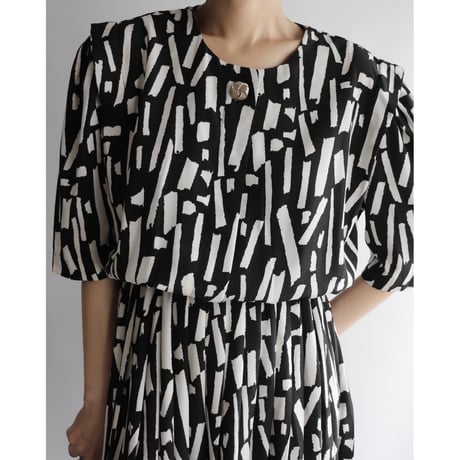Monotone paint one-piece