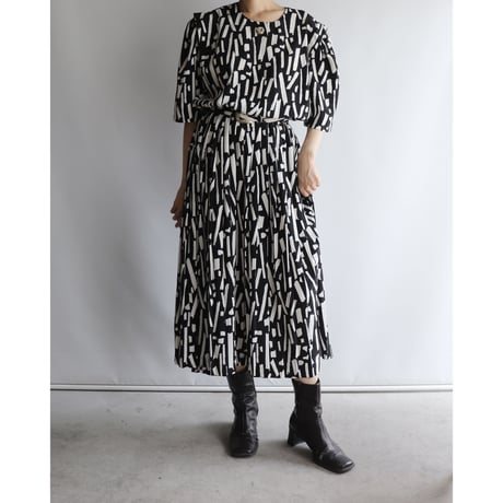 Monotone paint one-piece