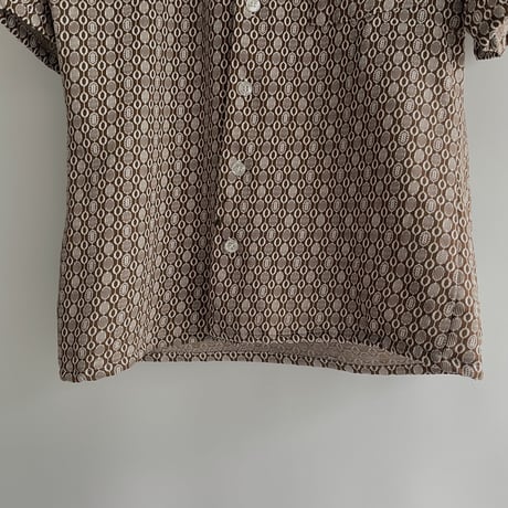 Brown geometric tops