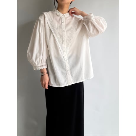 V-line lace blouse