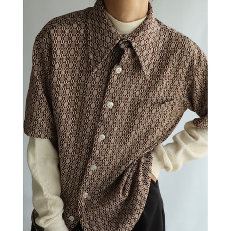 Brown geometric tops