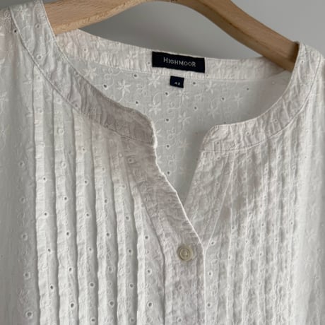 Flower embroidery pin tuck blouse
