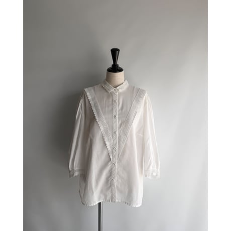 V-line lace blouse