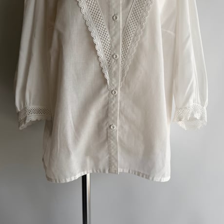 V-line lace blouse