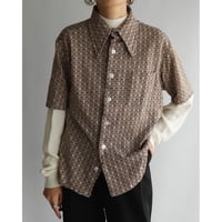 Brown geometric tops