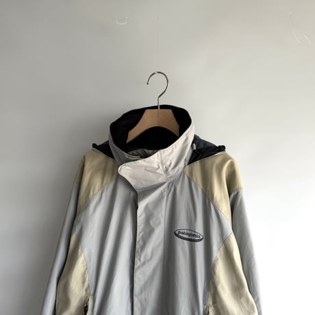 Patagonia bicolor outer