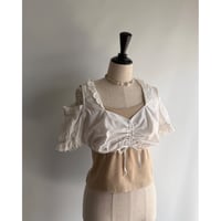 Short blouse with open shoulders