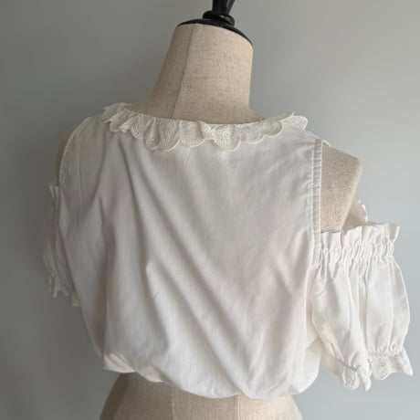 Short blouse with open shoulders