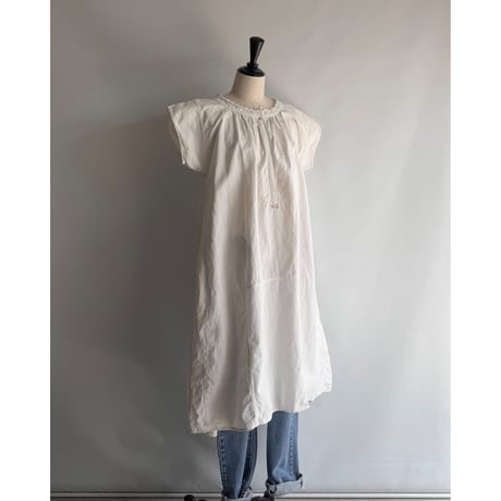 Red embroidery logo short sleeve dress