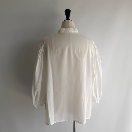 V-line lace blouse