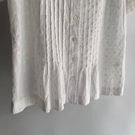 Flower embroidery pin tuck blouse