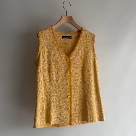Yellow vest with flower embroidery