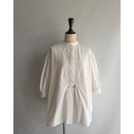 Pintuck blouse with embroidery