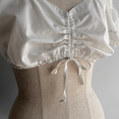 Short blouse with open shoulders