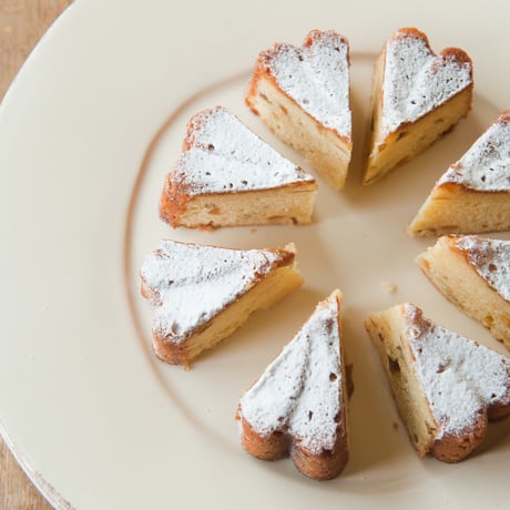 マーガレットケーキ（大豆粉と梅酒の実入りフルーツケーキ）