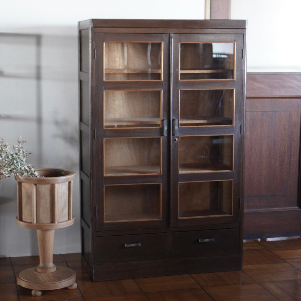 雰囲気の良い古い木製の収納棚5段　ガラス戸付き　本棚　食器棚　古家具 雰囲気の良い古い木製の収納棚5段 ガラス戸付き 本棚 食器棚