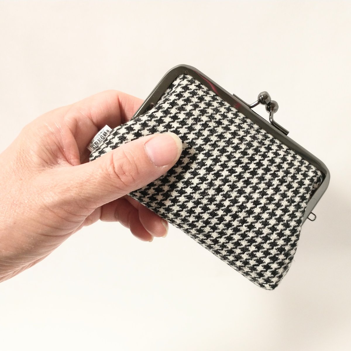 元)鶴谷洋服店 がまぐち(小) 1ポケット 千鳥格子 × 黒 K100