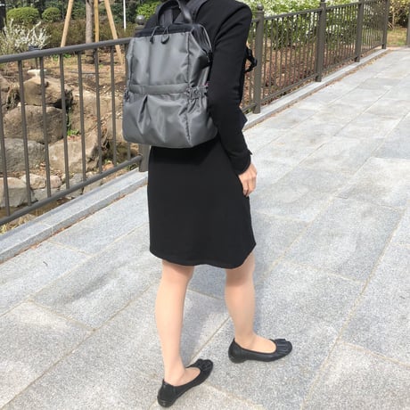 身体にやさしいリュックサック  前ポケット付き　チャコールグレー
