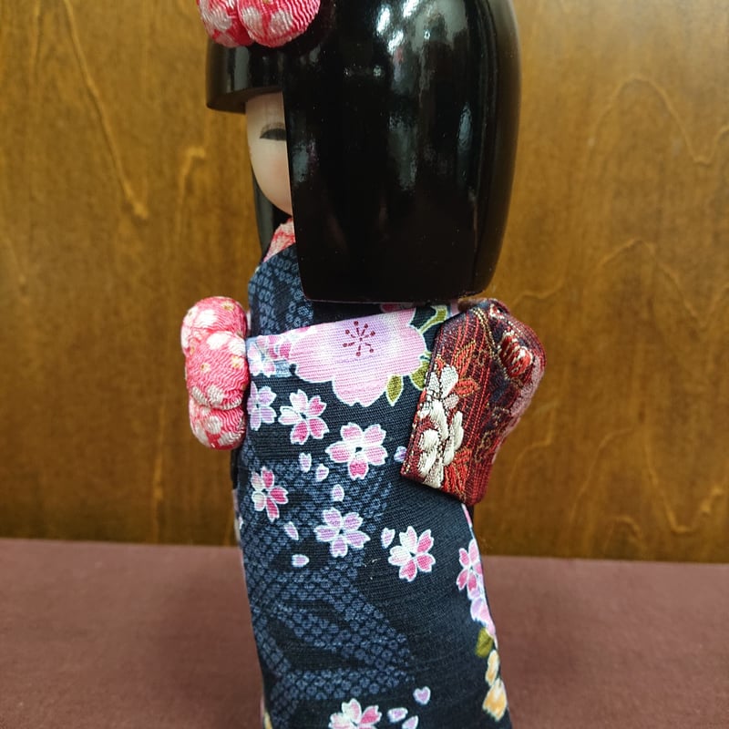 伝統　こけし　人形　 Kokeshi doll These tiny kokeshi dolls are made by Akihiro Konno, a