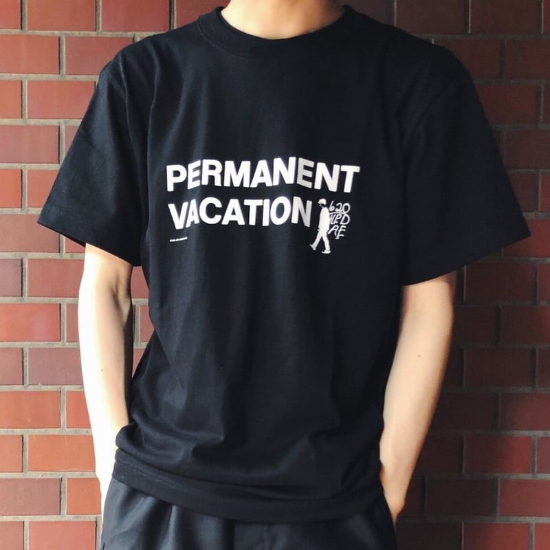 パーマネント・バケーション」ロゴTシャツ（W/B）/ JJ